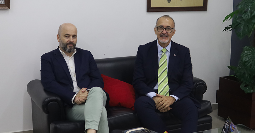 Encuentro académico en UTEPSA con el Cónsul General de España